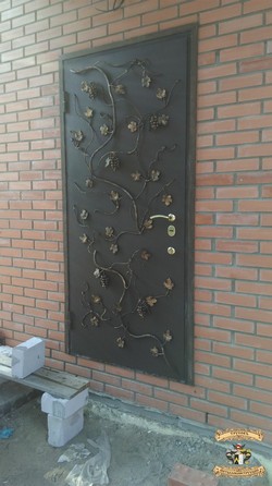 Металлическая дверь с элементами ковки